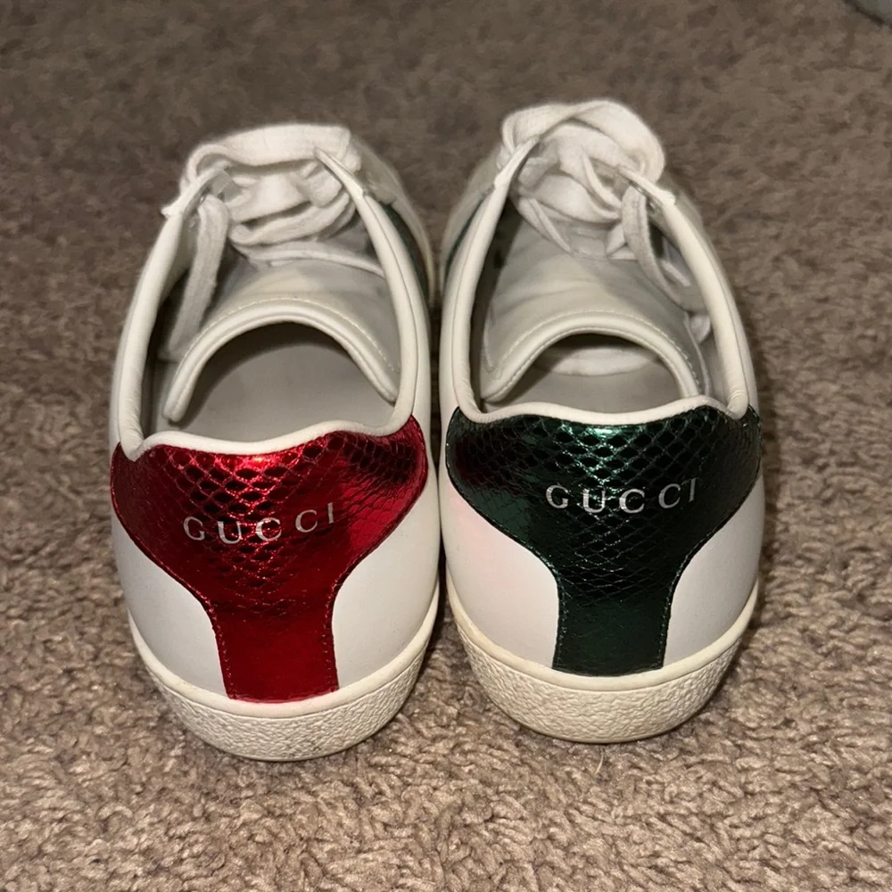 Gucci Classic White Sneakers with Red and Green Accents - Picture 2 of 3